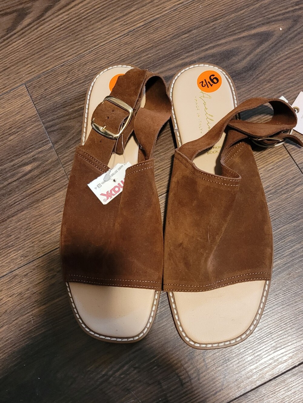 NWT SUPERCUTE AVELLINI FLAT SANDALS
